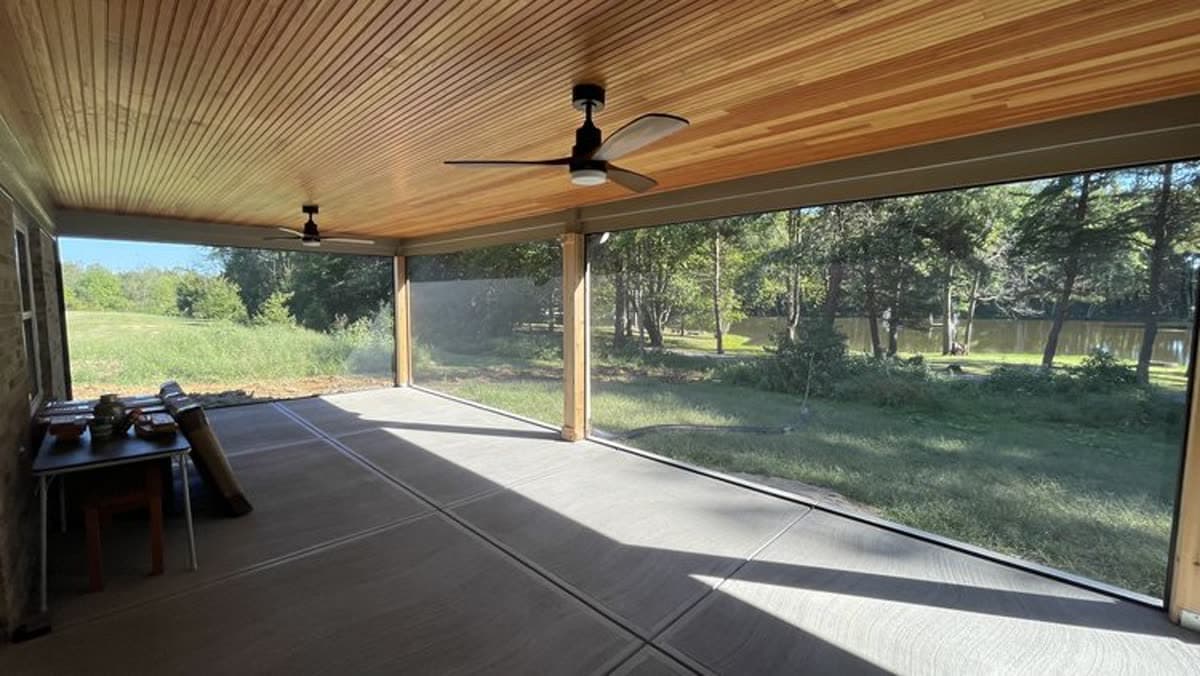 Tela fixa em grandes medidas fechando varanda com vista para o lago